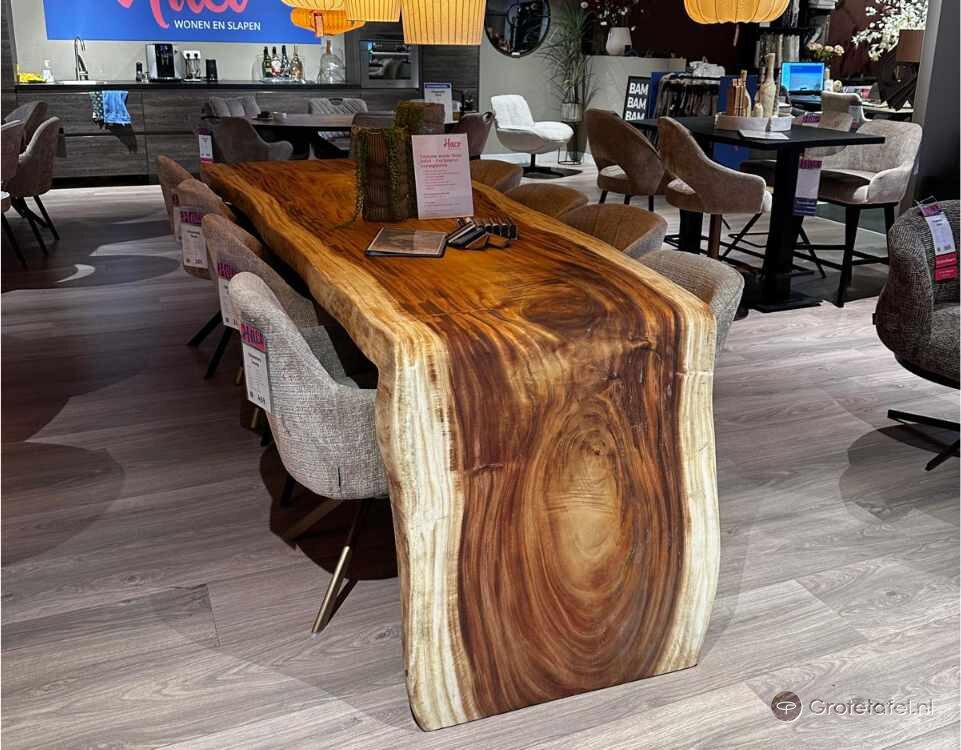 Suar boomstamtafel in de showroom van Grote Tafel