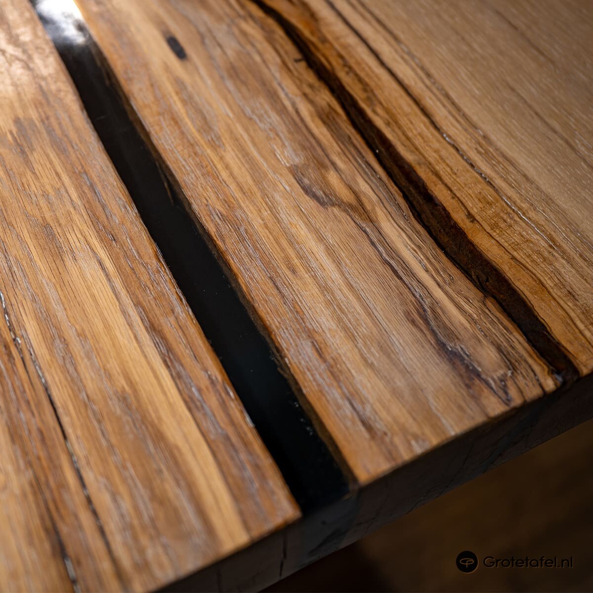 Eiken / Epoxy kunststuk van 308cm breed - sfeerfoto 12