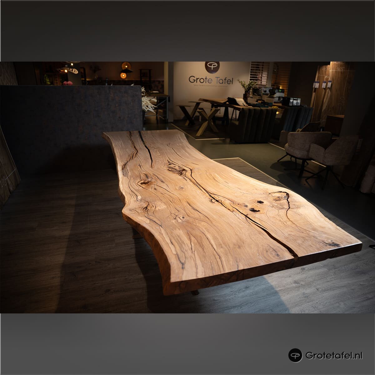Eiken / Epoxy kunststuk van 308cm breed - sfeerfoto 9