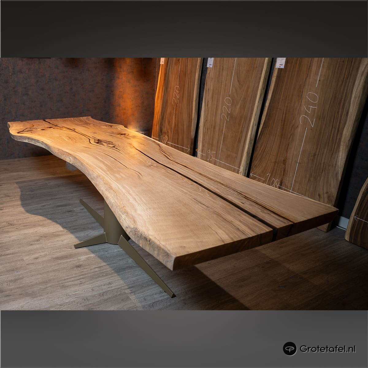 Eiken / Epoxy kunststuk van 308cm breed - sfeerfoto 6