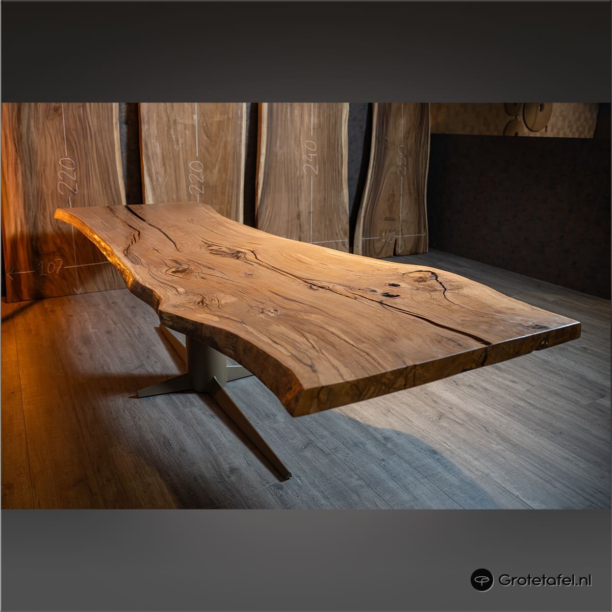 Eiken / Epoxy kunststuk van 308cm breed - sfeerfoto 5