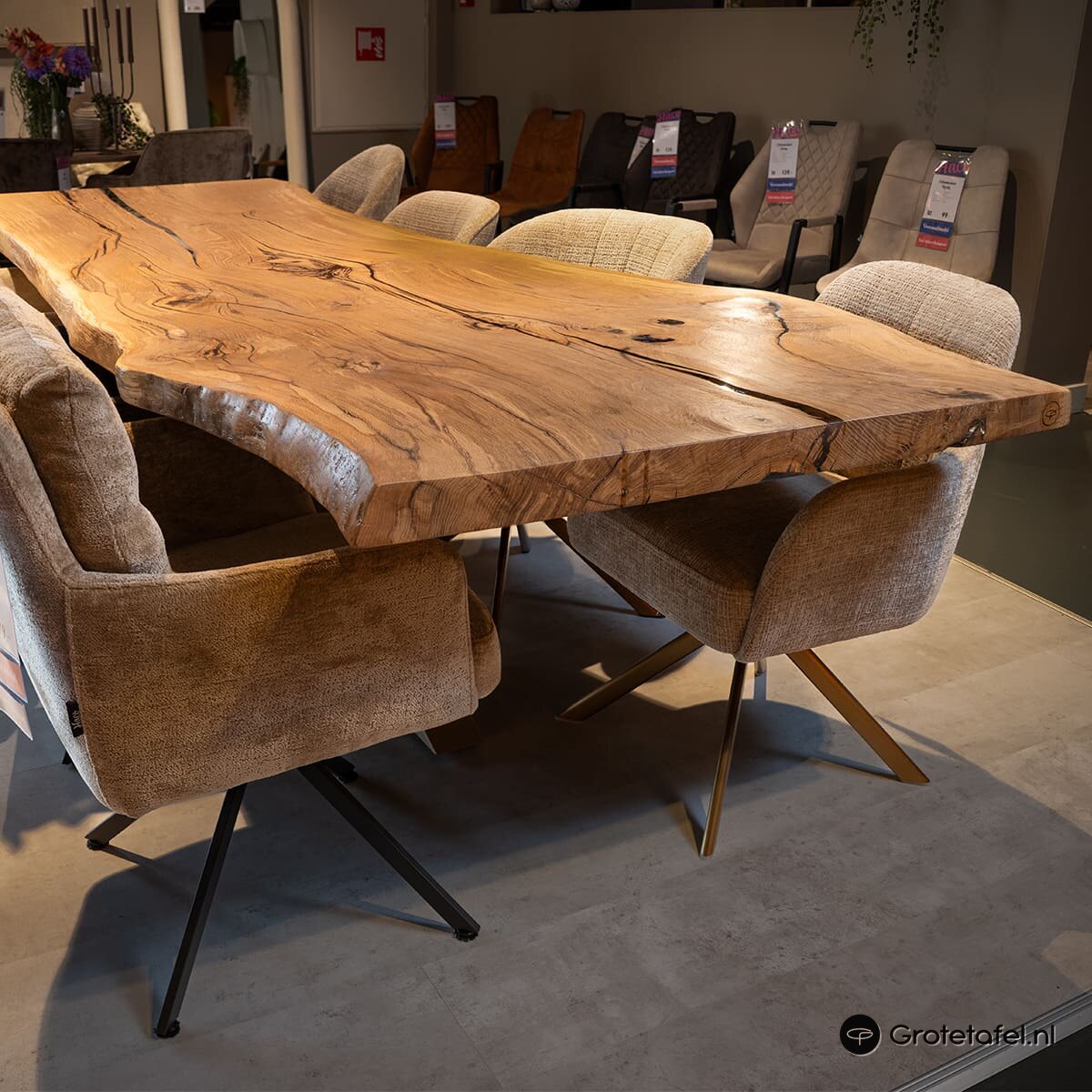 Eiken / Epoxy kunststuk van 308cm breed - sfeerfoto 1